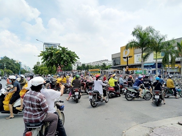 Doi nang xep hang ca tieng cho vao sieu thi, cua hang thuc pham o TP.HCM-Hinh-13