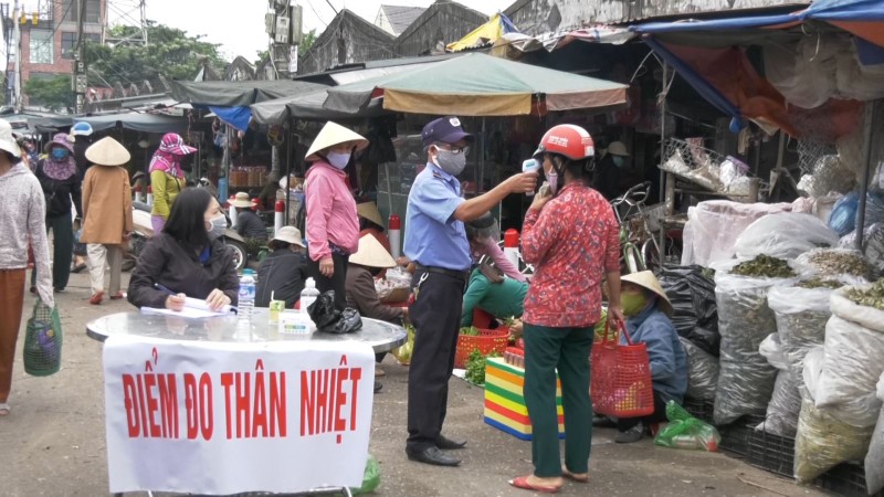 Di cho bang tem phieu: Nguoi mua, ban luu y gi de khong bi phat?-Hinh-2