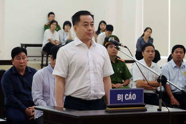 De nghi Bo CA xu ly can bo dua, nhan qua cho ong Nguyen Duy Linh