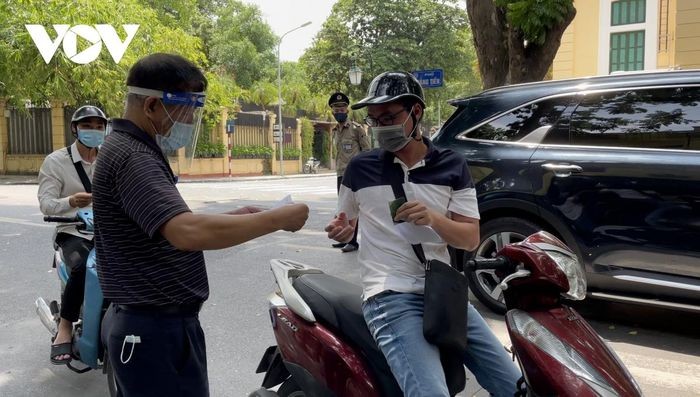 Luc luong chuc nang Ha Noi vat va truc chot giua nang nong-Hinh-12