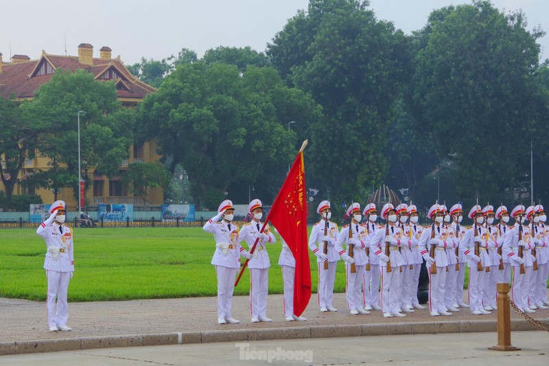 Le chao co thieng lieng truoc Lang Bac duoc chien si Tieu binh thuc hien the nao?-Hinh-10