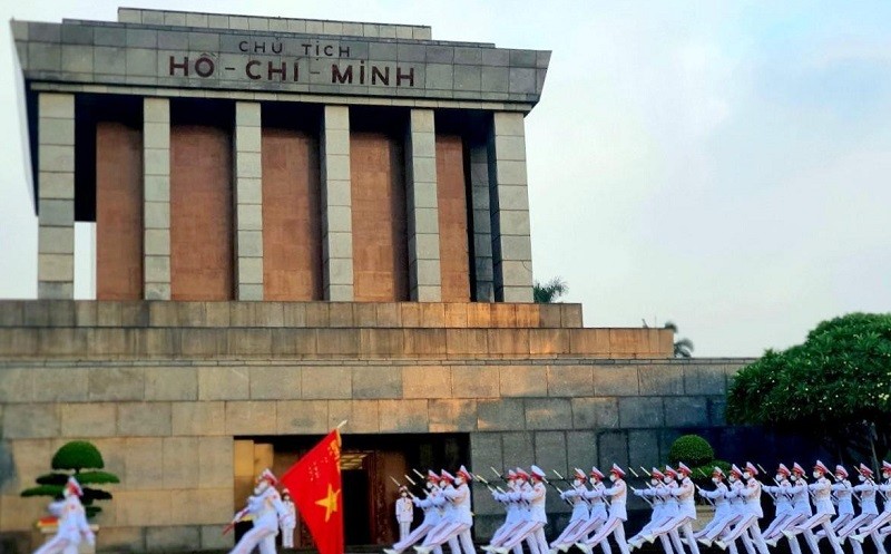 Le chao co thieng lieng truoc Lang Bac duoc chien si Tieu binh thuc hien the nao?-Hinh-13