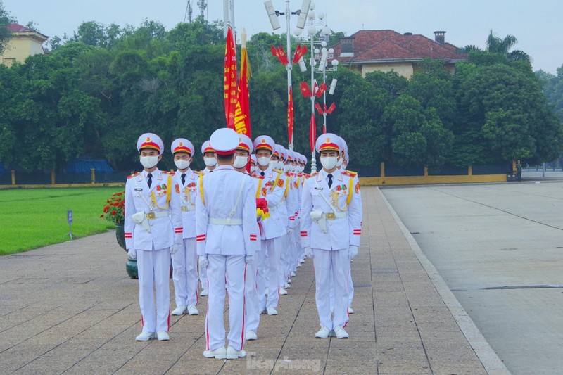 Le chao co thieng lieng truoc Lang Bac duoc chien si Tieu binh thuc hien the nao?-Hinh-2