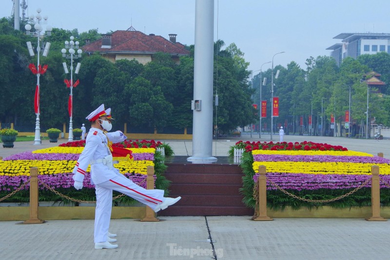 Le chao co thieng lieng truoc Lang Bac duoc chien si Tieu binh thuc hien the nao?-Hinh-3