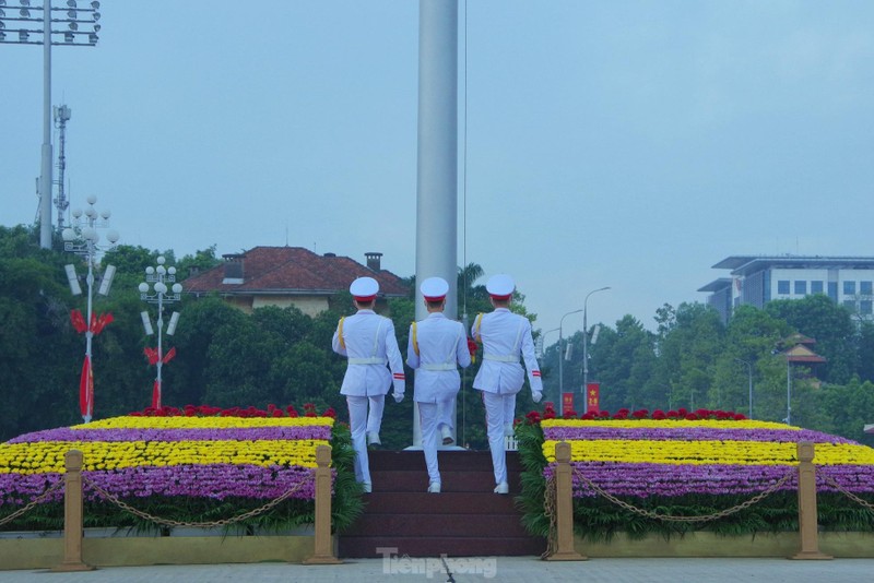 Le chao co thieng lieng truoc Lang Bac duoc chien si Tieu binh thuc hien the nao?-Hinh-4