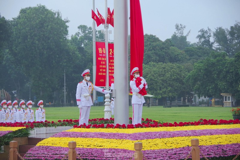 Le chao co thieng lieng truoc Lang Bac duoc chien si Tieu binh thuc hien the nao?-Hinh-8