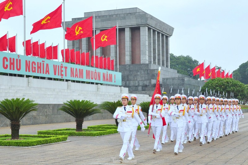 Le chao co thieng lieng truoc Lang Bac duoc chien si Tieu binh thuc hien the nao?