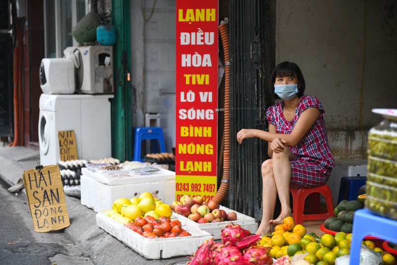 Tiem cat toc, phu kien dien thoai... chuyen ban rau cu qua