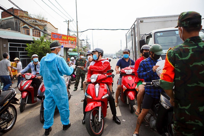 Ngay dau qua lai 4 tinh lien ke TP.HCM, nhieu xe phai quay dau