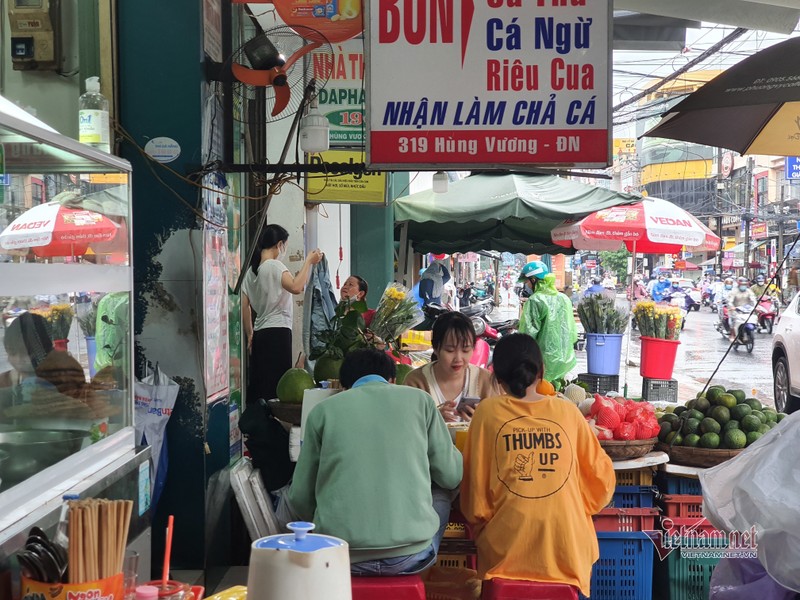 Ngay dau mo ban tai cho: Qua buon vi troi mua, khach vang-Hinh-9