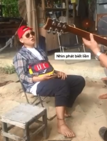 Hoai Lam xuat hien ve ngoai xuong doc, di chan dat ngoi ve duong