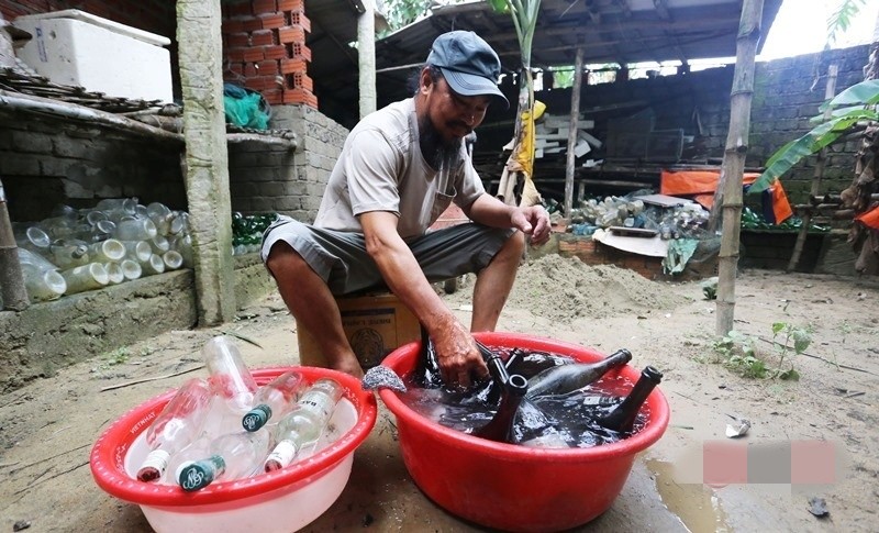 Doc dao ngoi nha xay bang chuc nghin vo chai thuy tinh o Hoi An-Hinh-5