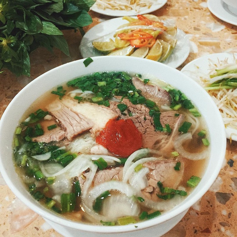 Tang len 90.000 dong/bat, pho Thin o nuoc ngoai gia bao nhieu?-Hinh-3