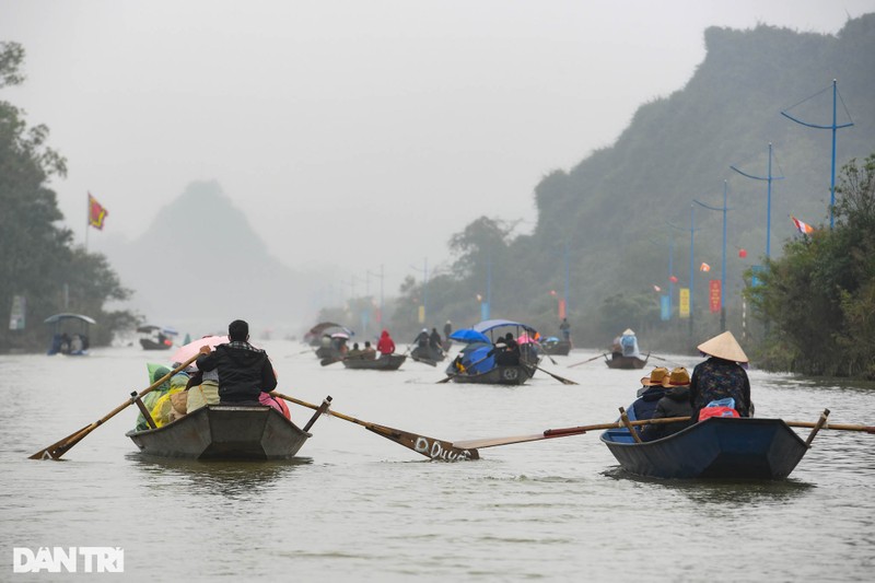 Hang nghin du khach tray hoi chua Huong trong ngay mo cua thi diem-Hinh-8