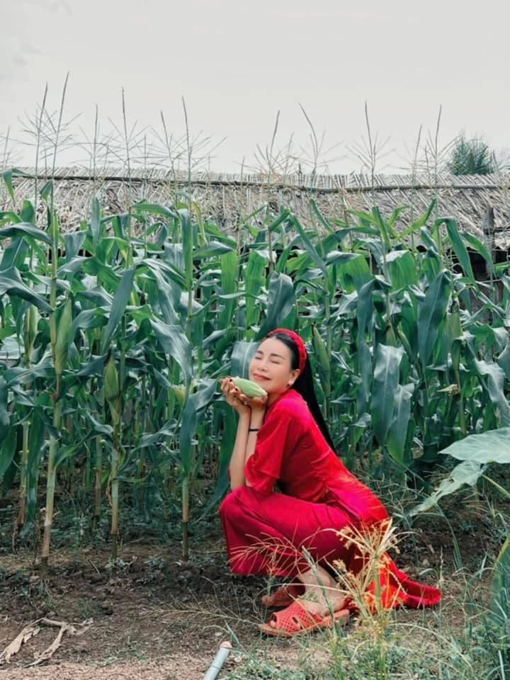 Tra Ngoc Hang tao dang kem sang du mac ao dai