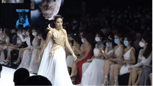 Minh Tu day catwalk: Nguoi dang quang Miss Grand, nguoi lot top Miss World