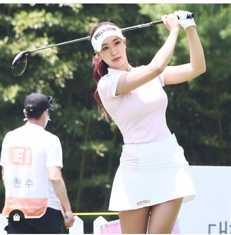 Cu dan mang bat trend check-in sang chanh voi gay golf tu che