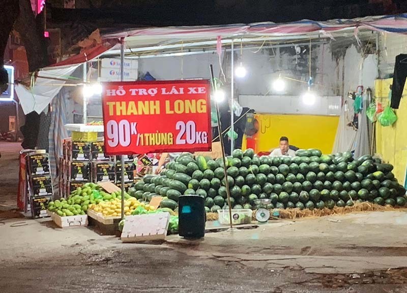 Chuoi 5.000 dong, thanh long 4.000 dong/kg chat dong day via he
