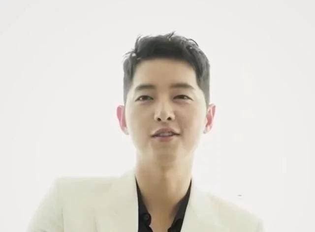 Song Joong Ki beo len sau khi ly hon, nep nhan duoi mat hien len nhieu-Hinh-3