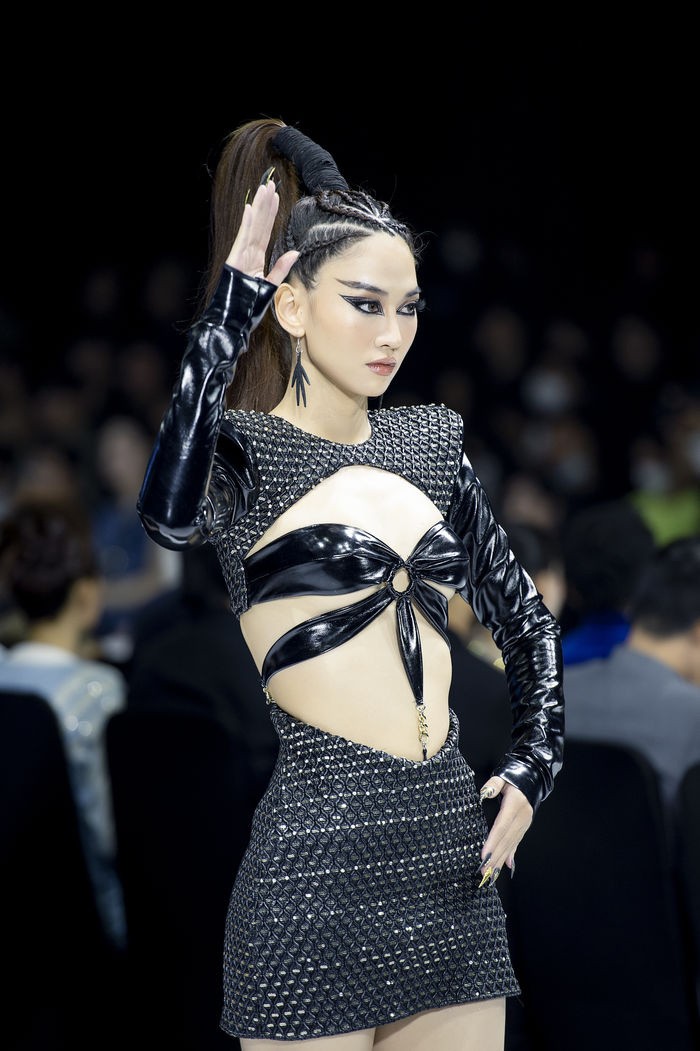 Tro lo cua Tiktoker tai show thoi trang: Pham Thoai hoa ma nu, Le Bong catwalk bi che-Hinh-5