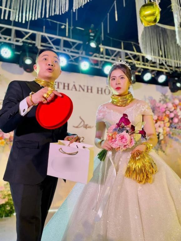 Cặp đôi ở Bắc Ninh đeo vàng trĩu cổ trong ngày cưới