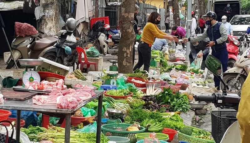 Gia xang tang ky luc, nguoi tieu dung loay hoay tim cach ung pho