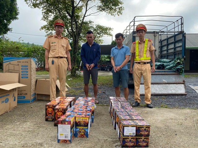 Bat giu 2 doi tuong van chuyen hon 100kg phao lau