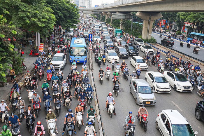 Thay gi tu viec phan lan giao thong tren duong Nguyen Trai?