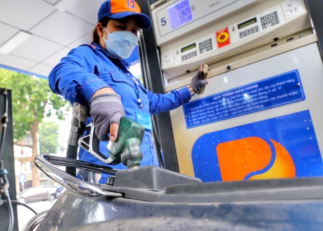 Gia xang giam, dau diesel tang manh tu 15h chieu nay