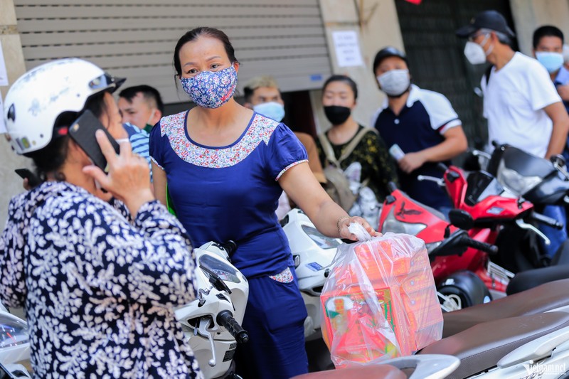 Xep hang ca tieng cho mua banh trung thu o Ha Noi-Hinh-14