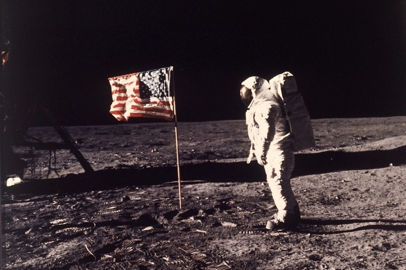 10 ly do de tin rang Neil Armstrong chua tung len... mat trang