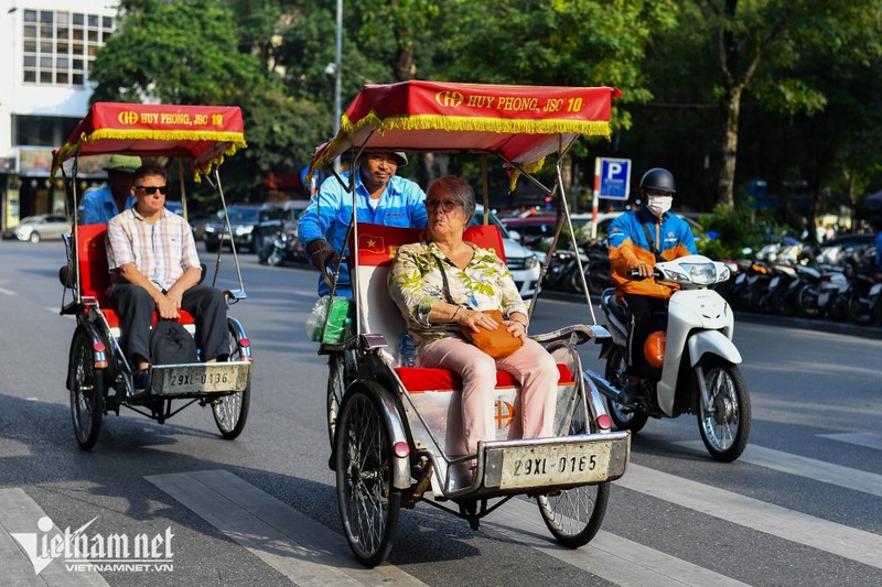 Ha Noi, TP HCM tran ngap du khach quoc te sau dai dich Covid-19-Hinh-8