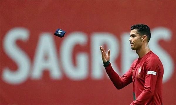 5 lan Cristiano Ronaldo nem bang doi truong