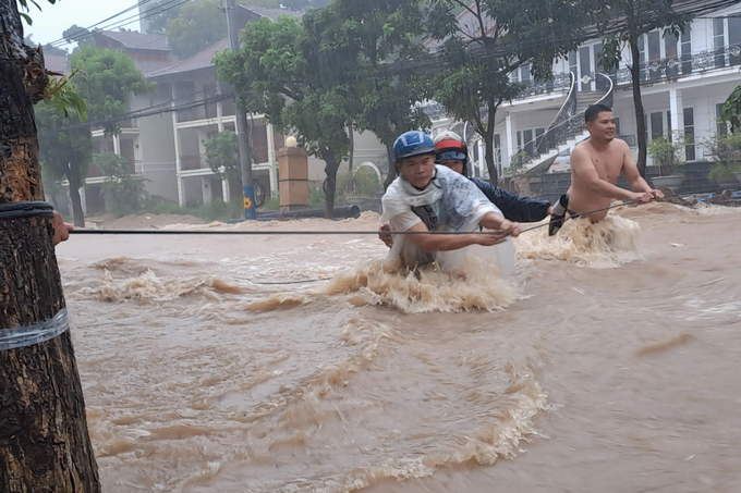 TP Quy Nhon nuoc dang cao ca met, lu cuon troi nguoi va xe-Hinh-4