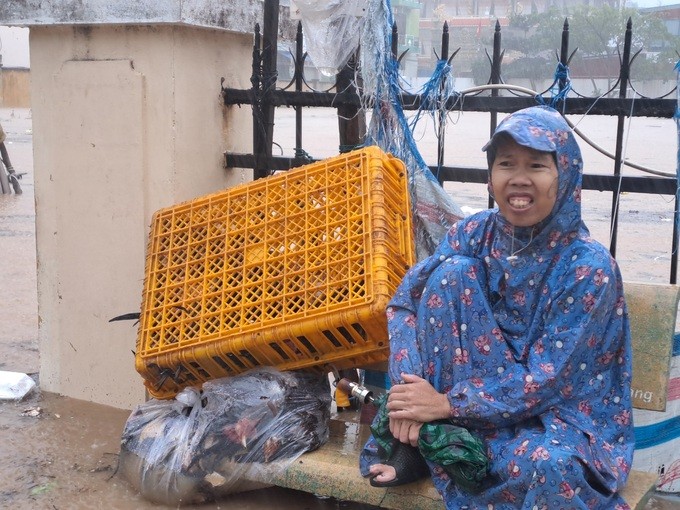 TP Quy Nhon nuoc dang cao ca met, lu cuon troi nguoi va xe-Hinh-6