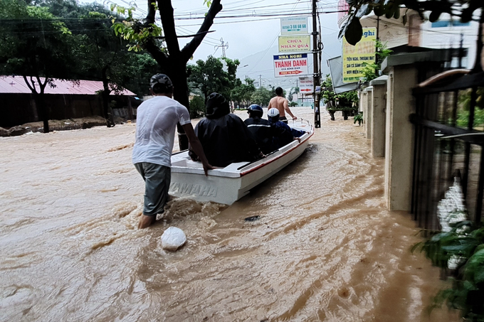 TP Quy Nhon nuoc dang cao ca met, lu cuon troi nguoi va xe-Hinh-7