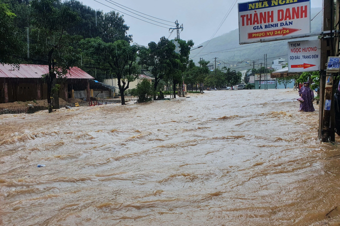 TP Quy Nhon nuoc dang cao ca met, lu cuon troi nguoi va xe