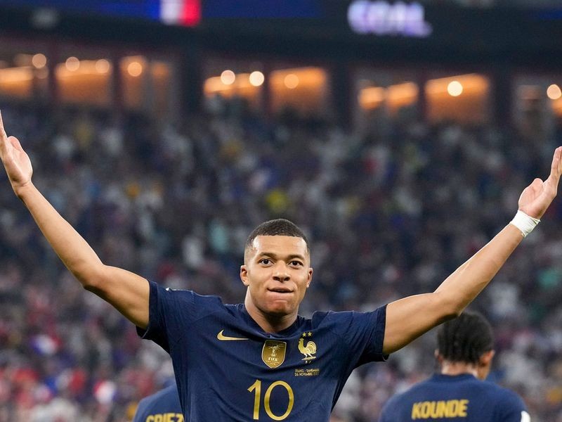 Lionel Messi va Kylian Mbappe: Ai giau hon?-Hinh-4