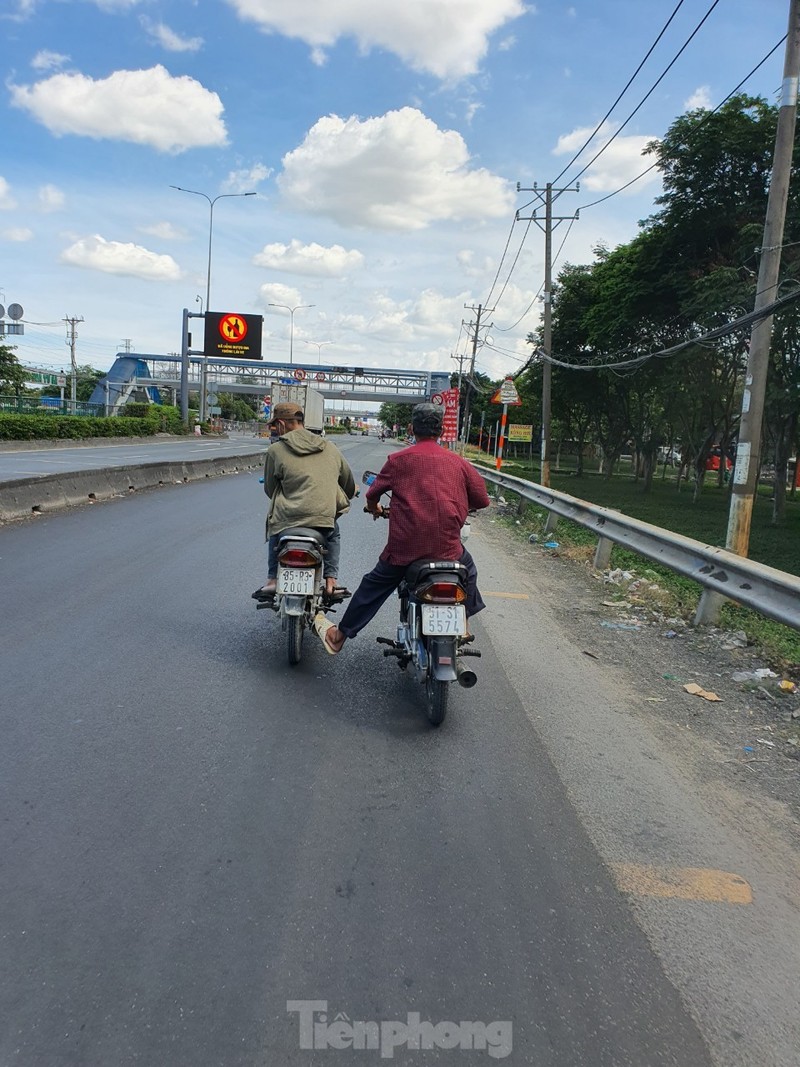 Nguoi dan TPHCM bat ngo khi nhieu cay xang than nhien... nghi Tet-Hinh-9