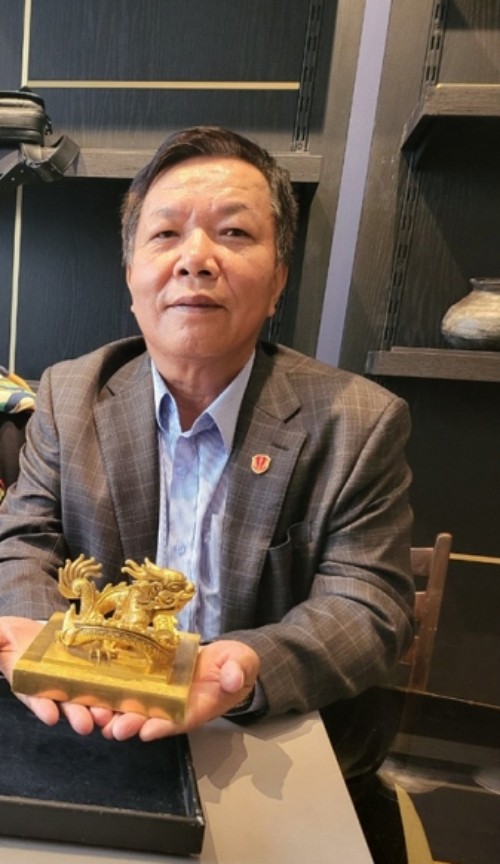 Danh tinh dai gia kin tieng mua an vang Hoang de chi bao