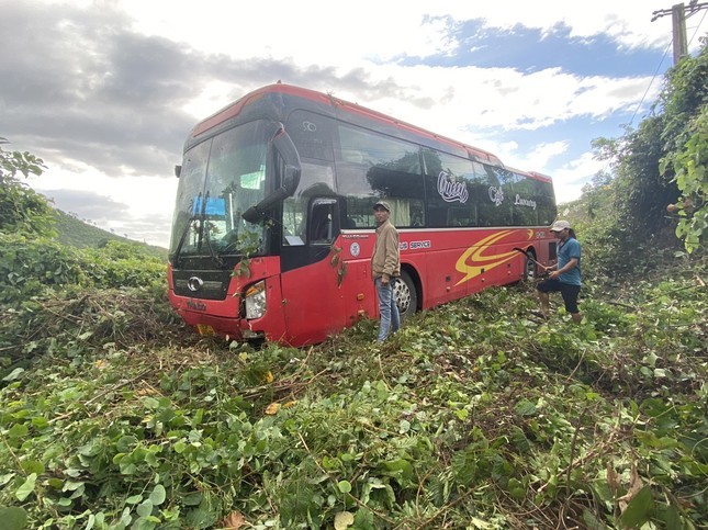 Khanh Hoa: Xe khach cho nguoi nuoc ngoai mat lai lao xuong vuc sau