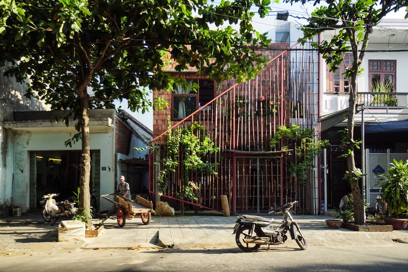 Dat vuon cay trong bep, nha Da Nang khien bao My ngo ngang