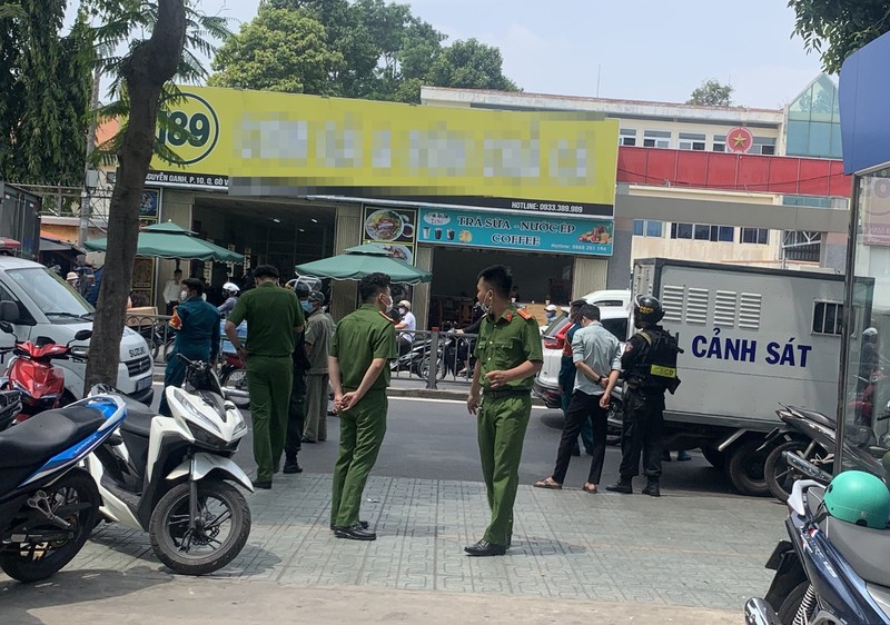 Hang tram canh sat phong toa tru so Cong ty F88 o TP.HCM-Hinh-3