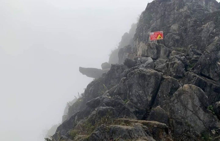 Du khach nuoc ngoai gap nan khi co leo ra mom da 'song ao' o Ha Giang