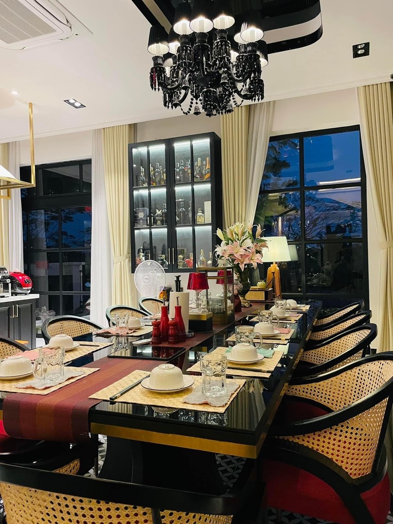 Ngắm trọn biệt thự bề thế hơn 40 tỷ của Quốc Trường - Hình 3 Ngam tron biet thu be the hon 40 ty cua Quoc Truong-Hinh-3