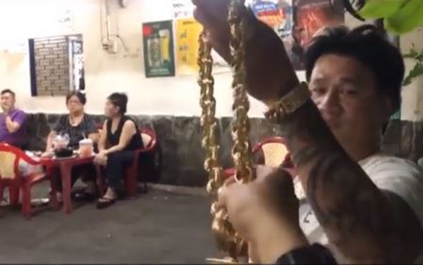 Tiết lộ bất ngờ về ông chủ quán ốc đeo 116 cây vàng gây sốt - Hình 10 Tiet lo bat ngo ve ong chu quan oc deo 116 cay vang gay sot-Hinh-10