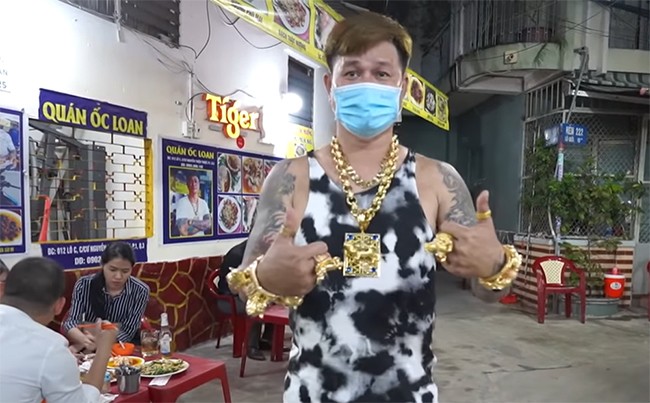 Tiết lộ bất ngờ về ông chủ quán ốc đeo 116 cây vàng gây sốt - Hình 2 Tiet lo bat ngo ve ong chu quan oc deo 116 cay vang gay sot-Hinh-2