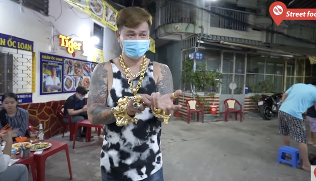 Tiết lộ bất ngờ về ông chủ quán ốc đeo 116 cây vàng gây sốt - Hình 4 Tiet lo bat ngo ve ong chu quan oc deo 116 cay vang gay sot-Hinh-4