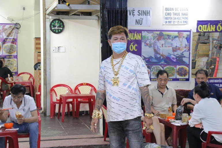 Tiết lộ bất ngờ về ông chủ quán ốc đeo 116 cây vàng gây sốt - Hình 5 Tiet lo bat ngo ve ong chu quan oc deo 116 cay vang gay sot-Hinh-5