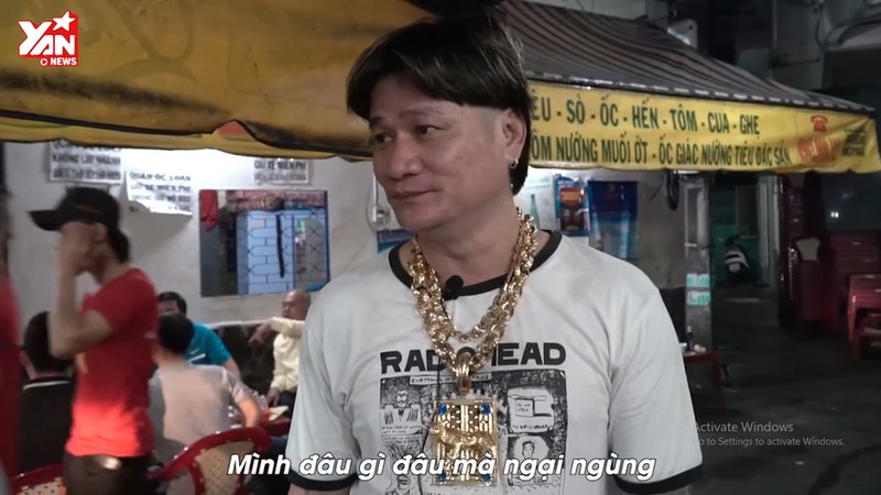 Tiết lộ bất ngờ về ông chủ quán ốc đeo 116 cây vàng gây sốt - Hình 6 Tiet lo bat ngo ve ong chu quan oc deo 116 cay vang gay sot-Hinh-6